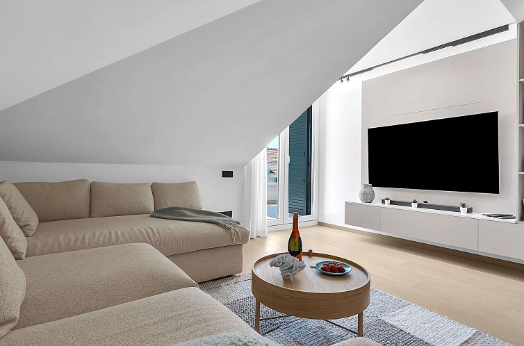 Appartement Penthouse Nikolina-50m to beach