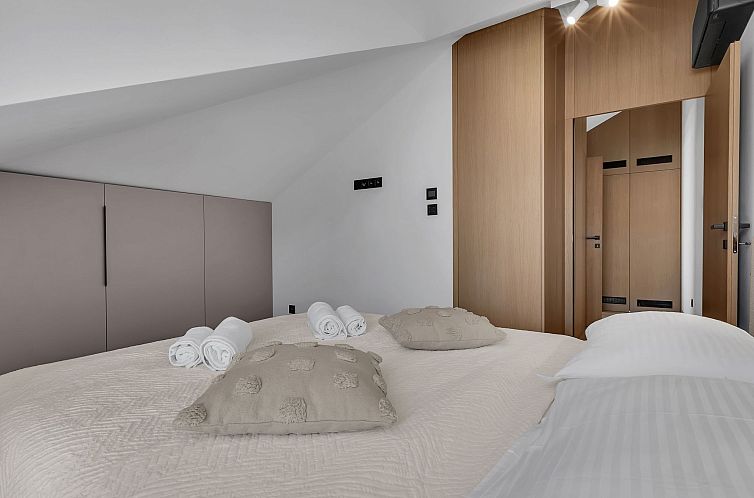 Appartement Penthouse Nikolina-50m to beach