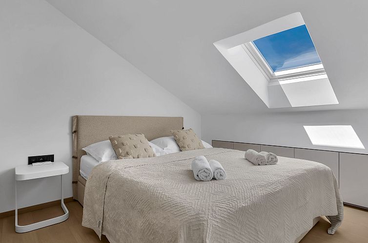 Appartement Penthouse Nikolina-50m to beach