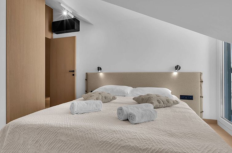 Appartement Penthouse Nikolina-50m to beach