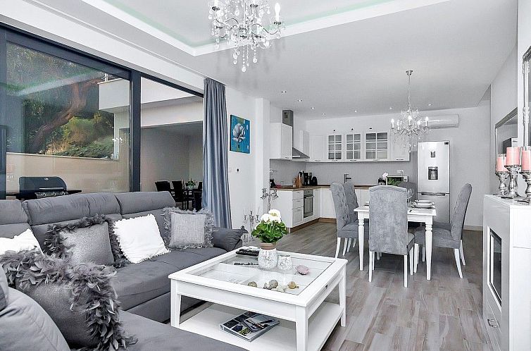 Vakantiehuis in Makarska mit Schöner Terrasse