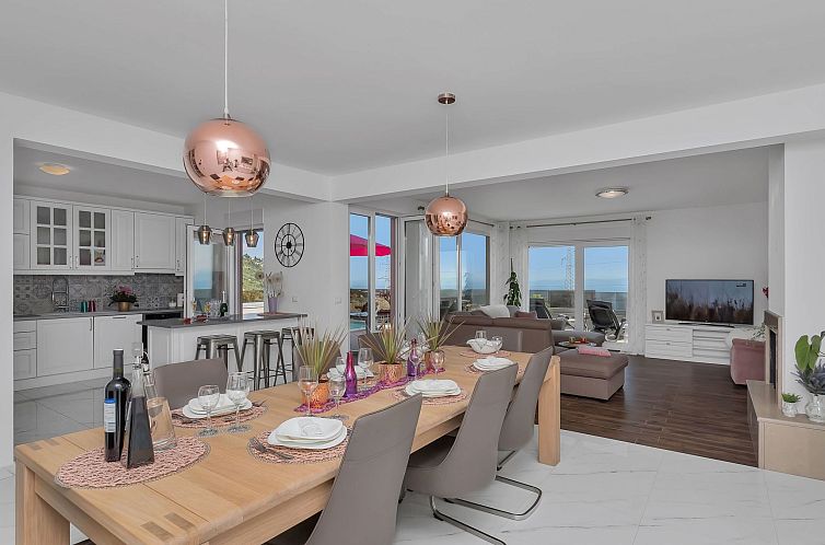 Vakantiehuis Villa mit beheiztem Pool und fünf Schlafzimmer