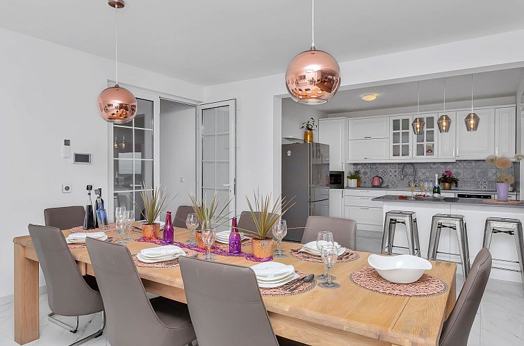 Vakantiehuis Villa mit beheiztem Pool und fünf Schlafzimmer