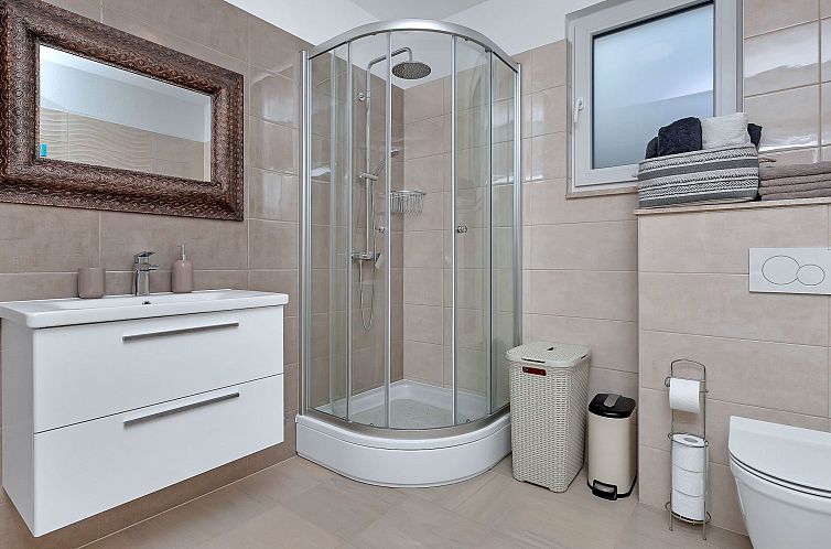 Vakantiehuis Villa mit beheiztem Pool und fünf Schlafzimmer