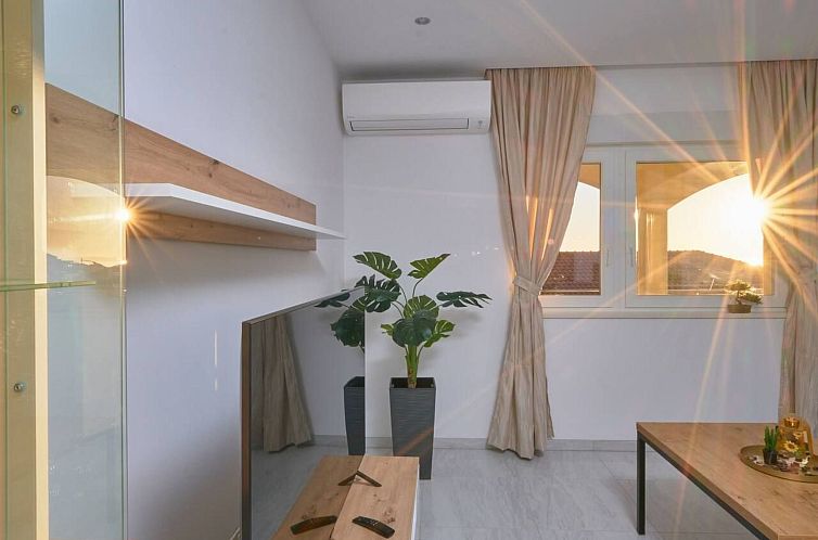 Appartement M Ganze Etage in einem geräumigen Haus mit Pool