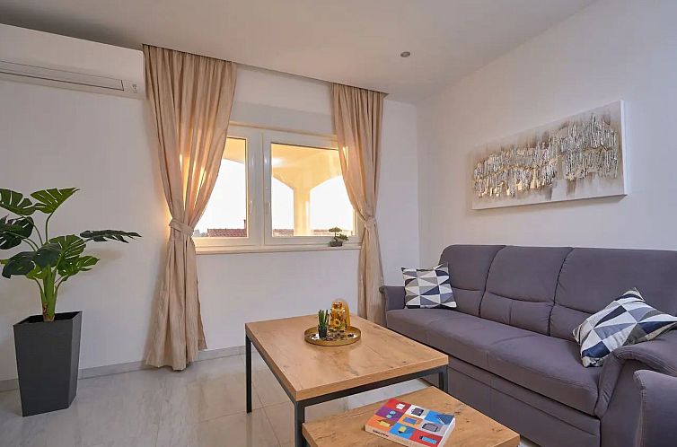 Appartement M Ganze Etage in einem geräumigen Haus mit Pool