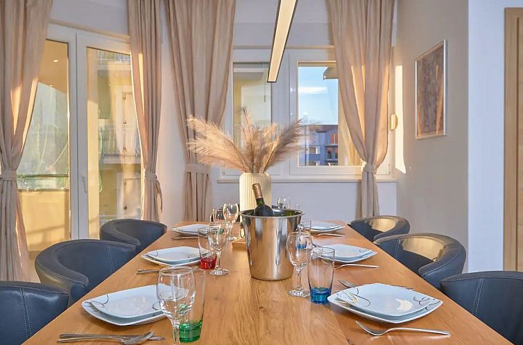 Appartement M Ganze Etage in einem geräumigen Haus mit Pool