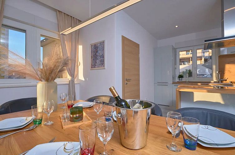 Appartement M Ganze Etage in einem geräumigen Haus mit Pool