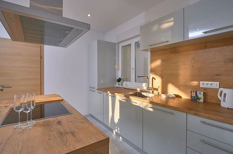 Appartement M Ganze Etage in einem geräumigen Haus mit Pool