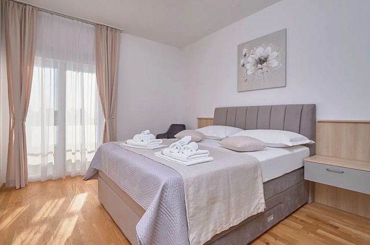 Appartement M Ganze Etage in einem geräumigen Haus mit Pool