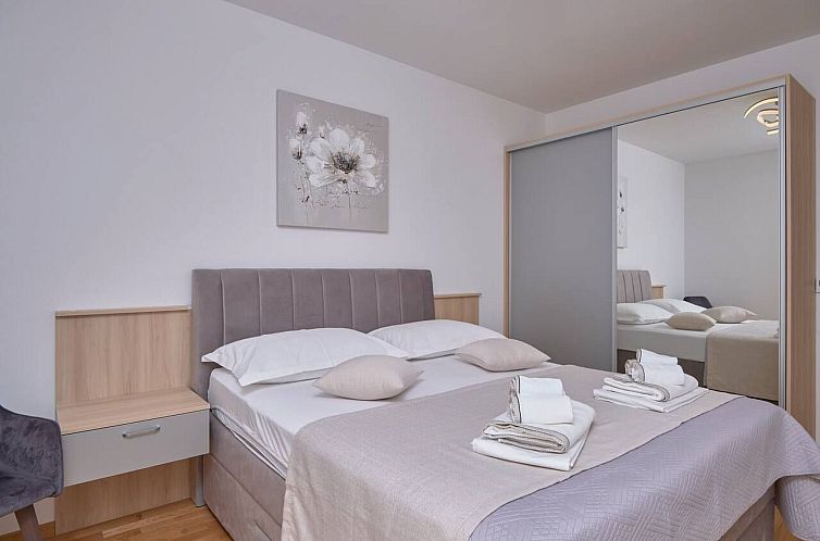 Appartement M Ganze Etage in einem geräumigen Haus mit Pool