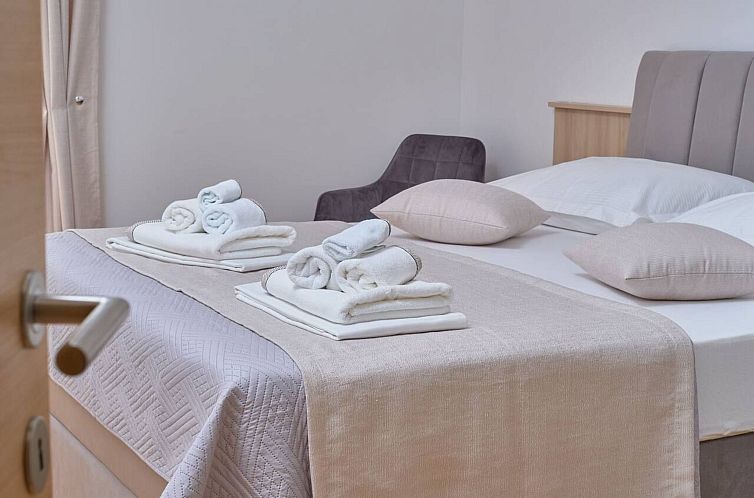 Appartement M Ganze Etage in einem geräumigen Haus mit Pool