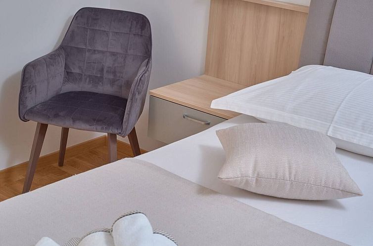 Appartement M Ganze Etage in einem geräumigen Haus mit Pool