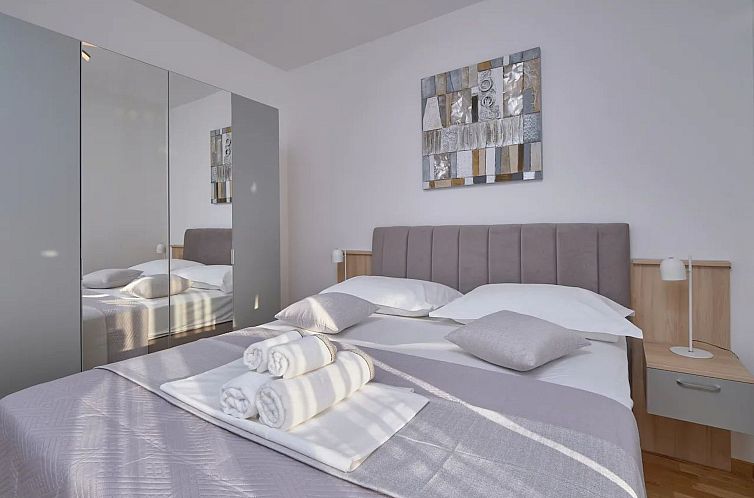 Appartement M Ganze Etage in einem geräumigen Haus mit Pool