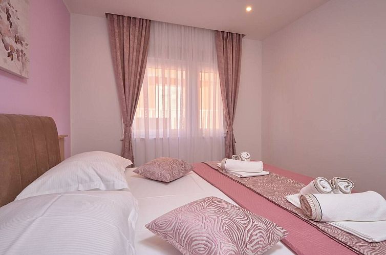 Appartement M Ganze Etage in einem geräumigen Haus mit Pool