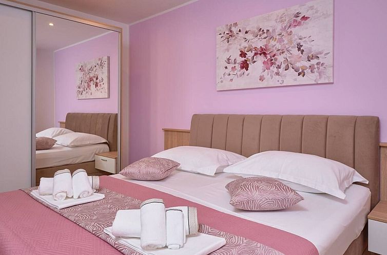 Appartement M Ganze Etage in einem geräumigen Haus mit Pool