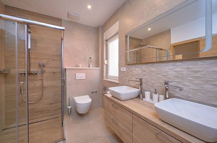 Appartement M Ganze Etage in einem geräumigen Haus mit Pool