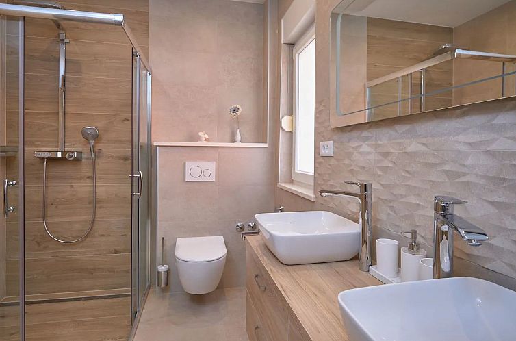 Appartement M Ganze Etage in einem geräumigen Haus mit Pool