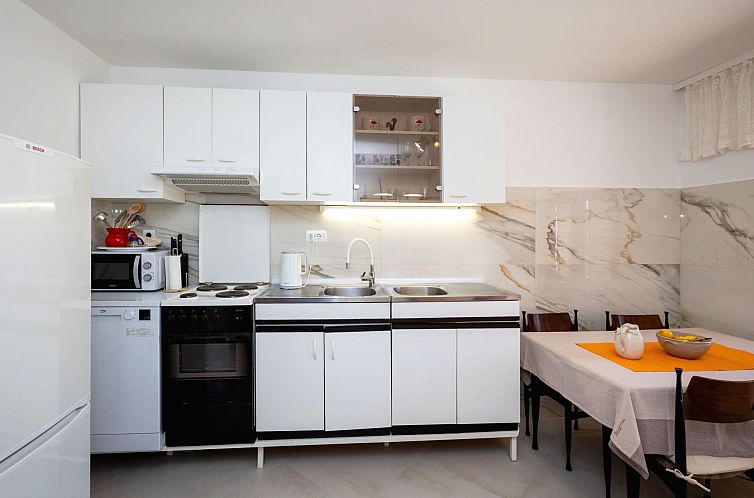 Vakantiehuis Maric mit Terrasse und Balkon