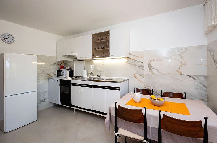 Vakantiehuis Maric mit Terrasse und Balkon