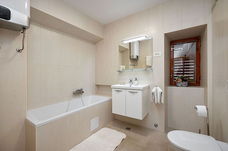 Vakantiehuis Maric mit Terrasse und Balkon