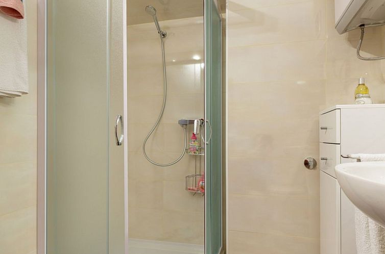 Vakantiehuis Maric mit Terrasse und Balkon