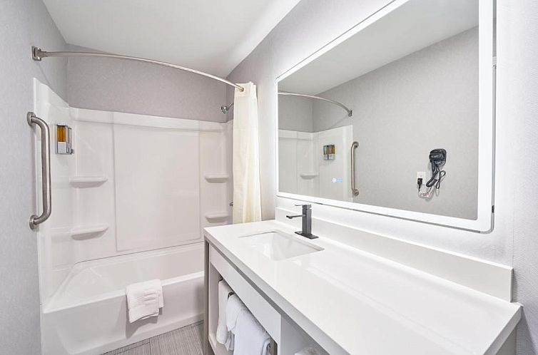 All Seasons Inn & Suites