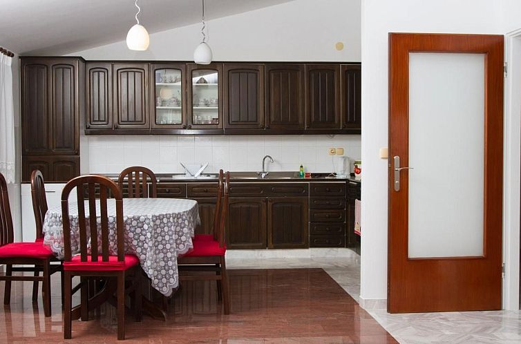 Appartement Große Ferienwohnung in Duće mit Privatem Balko