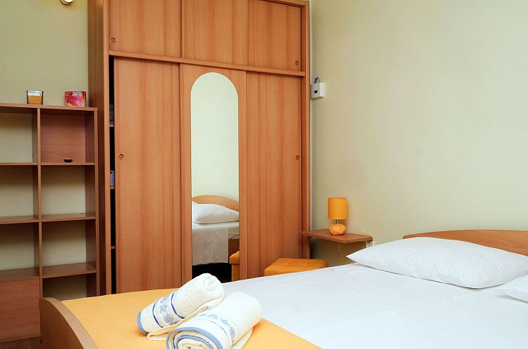 Appartement Große Ferienwohnung in Duće mit Privatem Balko