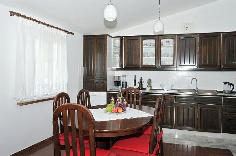 Appartement Große Ferienwohnung in Duće mit Privatem Balko