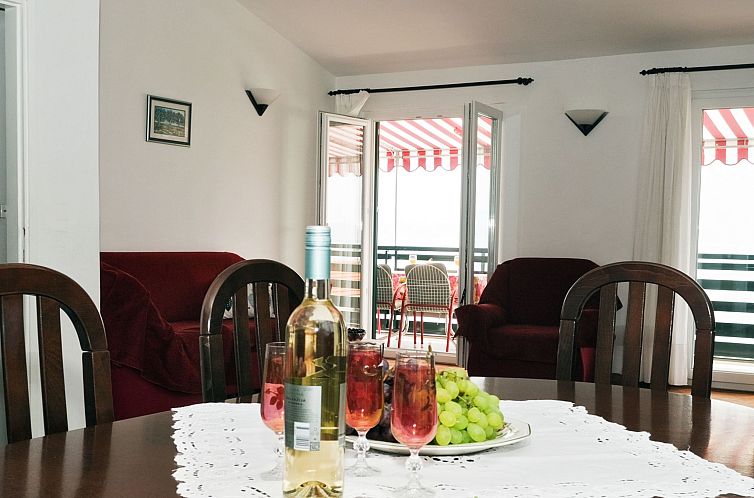 Appartement Große Ferienwohnung in Duće mit Privatem Balko