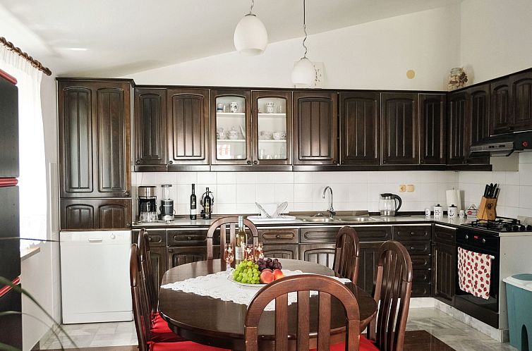 Appartement Große Ferienwohnung in Duće mit Privatem Balko