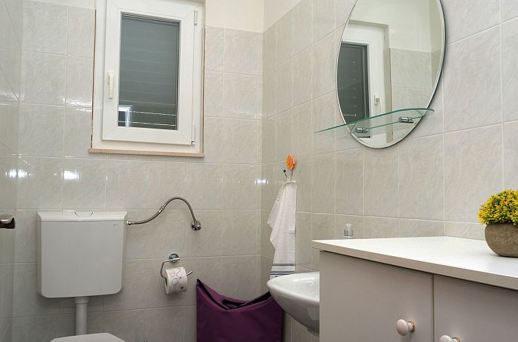 Appartement Große Ferienwohnung in Duće mit Privatem Balko