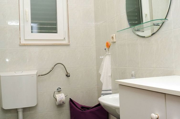 Appartement Große Ferienwohnung in Duće mit Privatem Balko