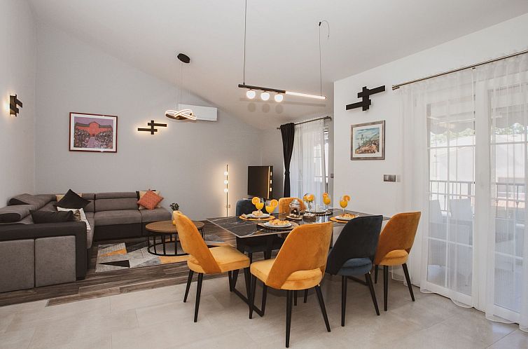 Vakantiehuis Luxuriöses Ferienhaus Lucija mit Jacuzzi