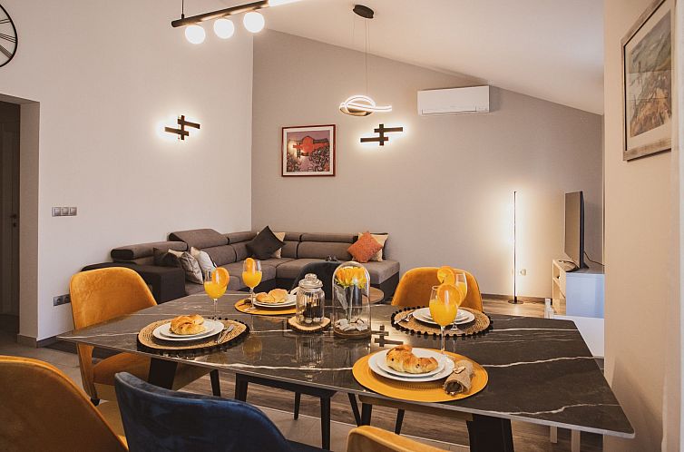 Vakantiehuis Luxuriöses Ferienhaus Lucija mit Jacuzzi