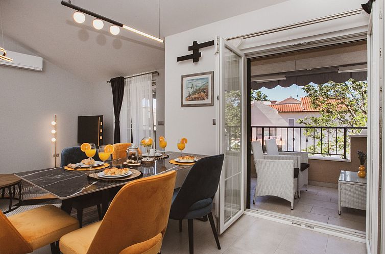 Vakantiehuis Luxuriöses Ferienhaus Lucija mit Jacuzzi