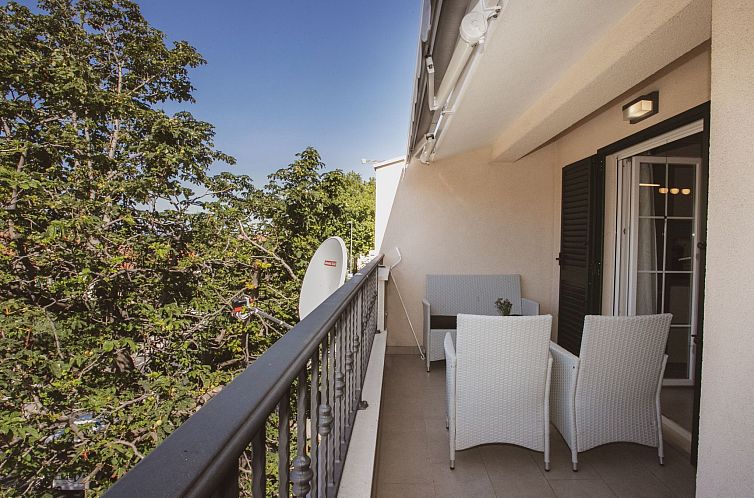 Vakantiehuis Luxuriöses Ferienhaus Lucija mit Jacuzzi