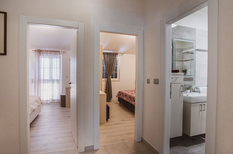 Vakantiehuis Luxuriöses Ferienhaus Lucija mit Jacuzzi