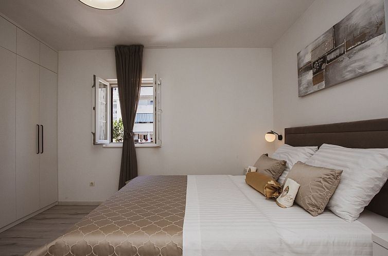 Vakantiehuis Luxuriöses Ferienhaus Lucija mit Jacuzzi