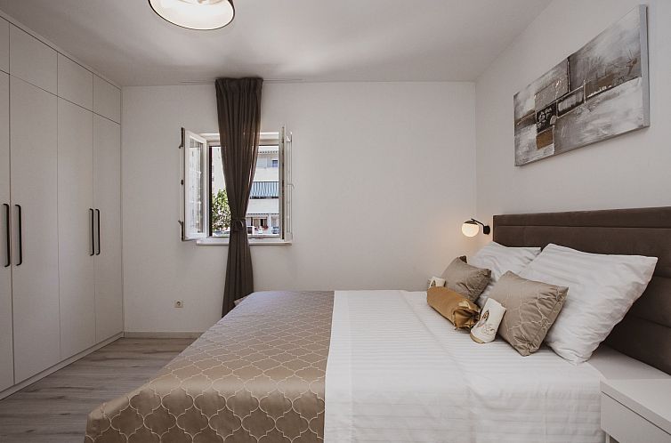 Vakantiehuis Luxuriöses Ferienhaus Lucija mit Jacuzzi