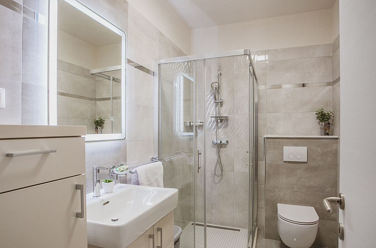 Vakantiehuis Luxuriöses Ferienhaus Lucija mit Jacuzzi