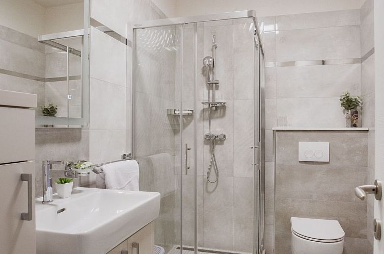 Vakantiehuis Luxuriöses Ferienhaus Lucija mit Jacuzzi