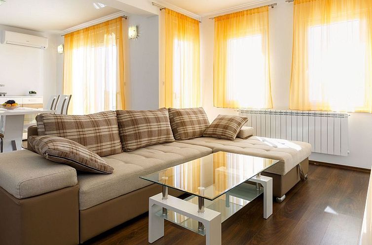 Appartement in Dugi Rat mit Großer Terrasse