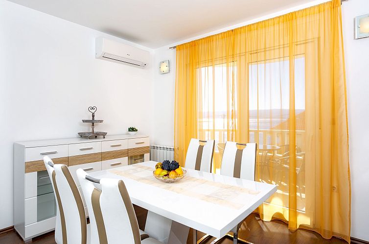 Appartement in Dugi Rat mit Großer Terrasse