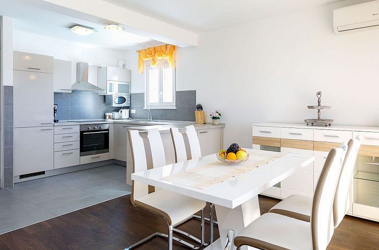 Appartement in Dugi Rat mit Großer Terrasse