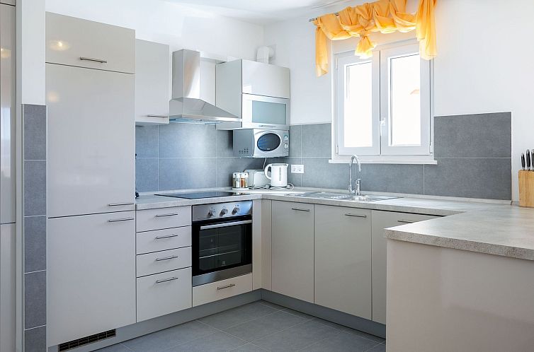 Appartement in Dugi Rat mit Großer Terrasse