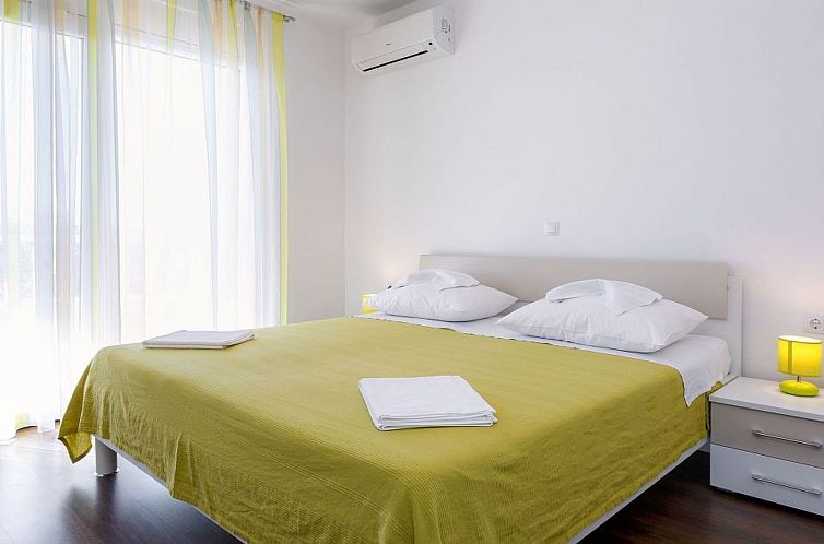 Appartement in Dugi Rat mit Großer Terrasse