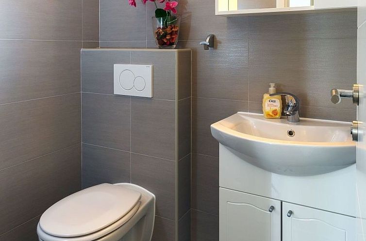 Appartement in Dugi Rat mit Großer Terrasse