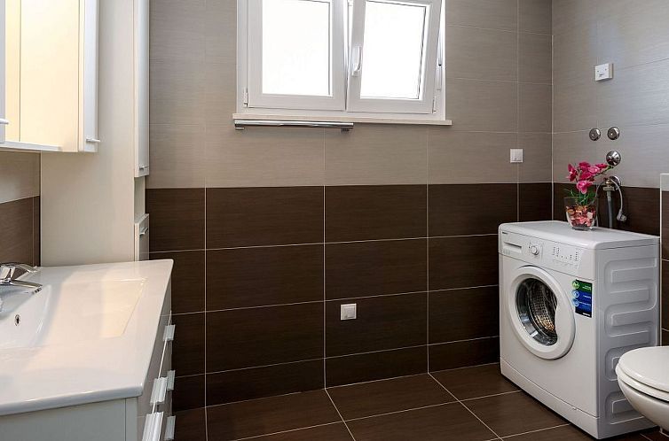 Appartement in Dugi Rat mit Großer Terrasse